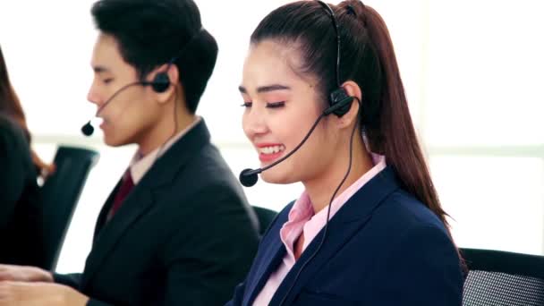 Zakenmensen met een koptelefoon aan het werk - Video