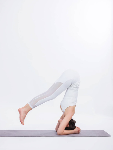 Young women practice yoga - Foto, immagini