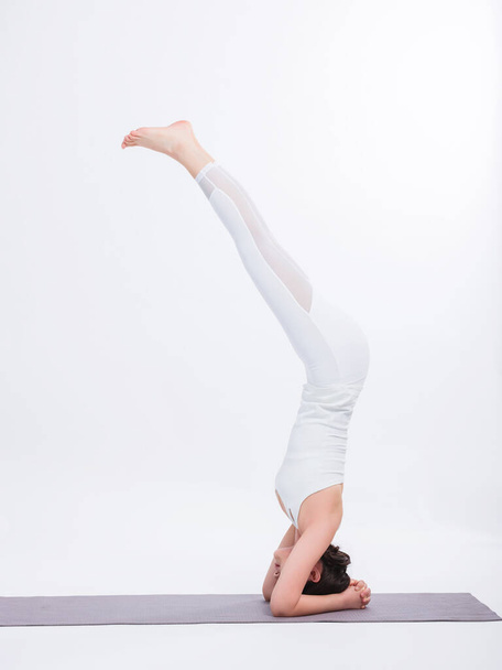 Young women practice yoga - Fotografie, Obrázek
