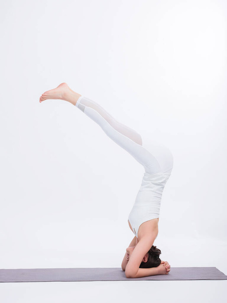 Young women practice yoga - Foto, Imagen