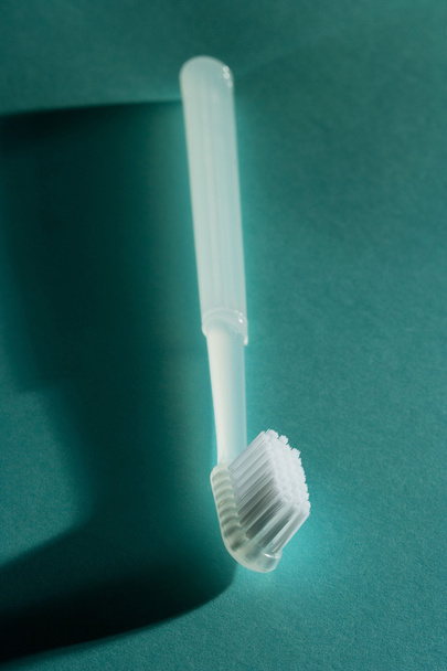 Masanın üzerinde diş fırçası - Fotoğraf, Görsel