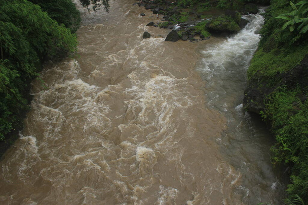 фото річки, затопленої коричневою водою, каменем, красою, небом
 - Фото, зображення