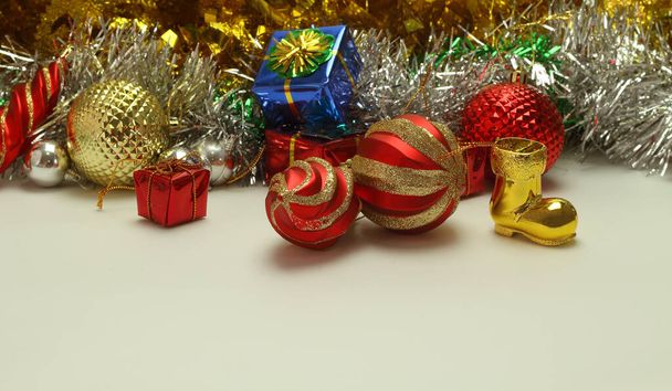 Kerst achtergrond met ballen en decoraties geïsoleerd op witte achtergrond - Foto, afbeelding