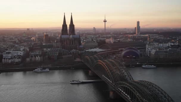 Nappal és éjszaka, Köln Skyline, Németország - Felvétel, videó