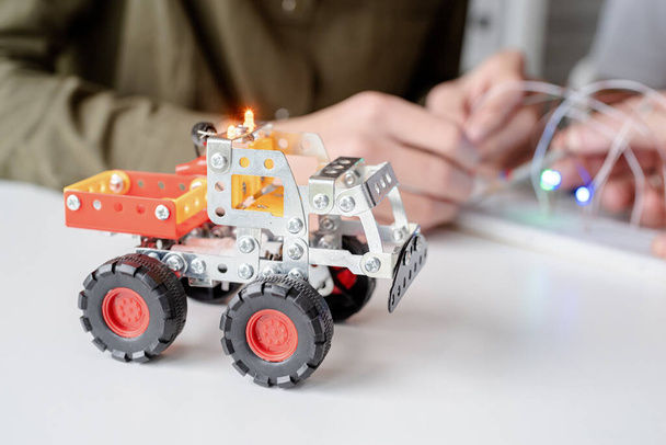 fiúk szórakozás építése robot autók együtt a műhelyben - Fotó, kép