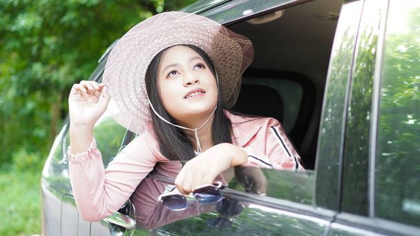 Arabayla seyahat eden mutlu Asyalı kadın portresi.  - Fotoğraf, Görsel