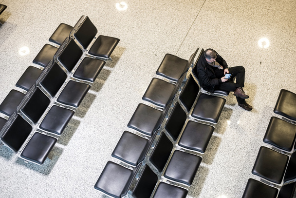 άνθρωπος που περιμένει στο αεροδρόμιο - Φωτογραφία, εικόνα
