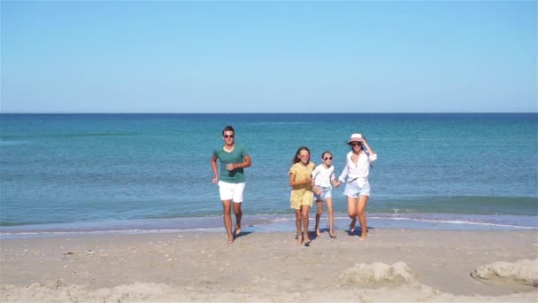 Junge Familie im Urlaub hat viel Spaß - Filmmaterial, Video