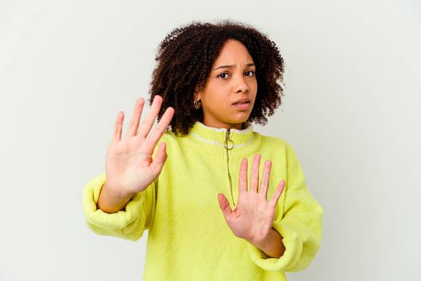 Mladý africký americký smíšený rasa žena izolovaný odmítání někdo ukazující gesto znechucení. - Fotografie, Obrázek