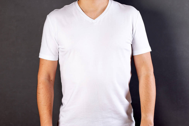 Ein Junge in einem weißen Hemd isoliert auf grauem Hintergrund mit Kopierraum - Foto, Bild