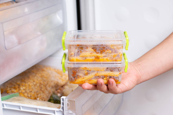 Připravte mražené jídlo v nádobě v chladničce. Zmrazené jídlo v mrazáku. Koncept rychlého vaření - Fotografie, Obrázek