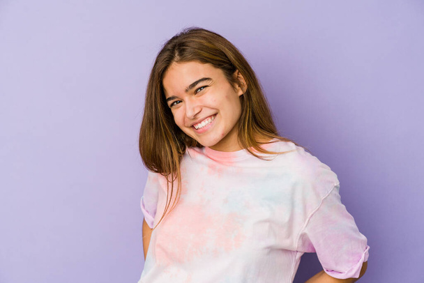 Молода худа біла дівчина підліток на фіолетовому фоні щасливий, усміхнений і веселий
. - Фото, зображення