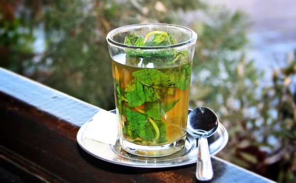 Ποτήρι ζεστό τσάι Μαυριτανίας στο Μαρακές, Μαρόκο. - Φωτογραφία, εικόνα