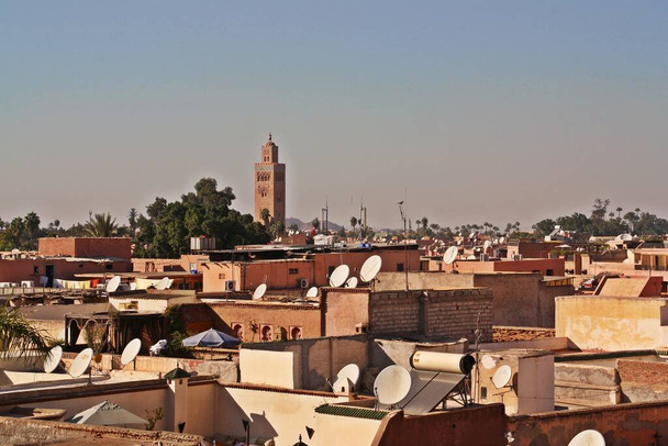 Roofs and the famous Kutubiyya Mosque in Marrakech (en inglés). Vista de la ciudad vieja desde una azotea. Marruecos. - Foto, imagen