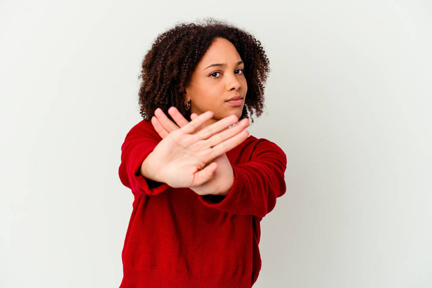 Молода американка змішаної раси жінка ізольована стоячи з розпростертою рукою показуючи стоп знак, запобігаючи вам. - Фото, зображення