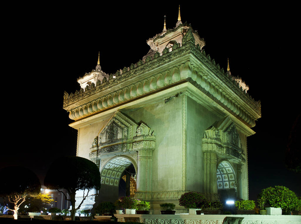 patuxai boog onafhankelijkheid monument oriëntatiepunt in vientiane stad laos 's nachts  - Foto, afbeelding