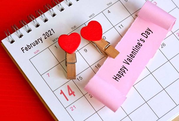 Gescheurd papier op Februari kalender 2021 met fase - Gelukkig is Valentijnsdag - Foto, afbeelding