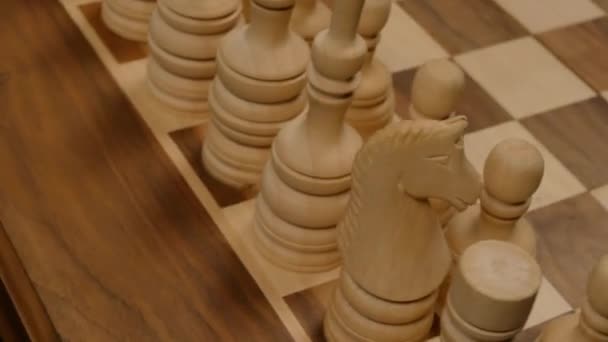 шахові фігури на дошці. крупним планом. кружляти навколо. дуже обережний постріл
 - Кадри, відео