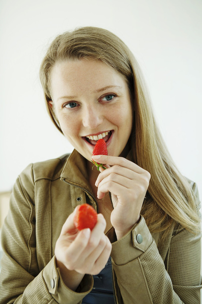 vrouw eten van fruit - Foto, afbeelding