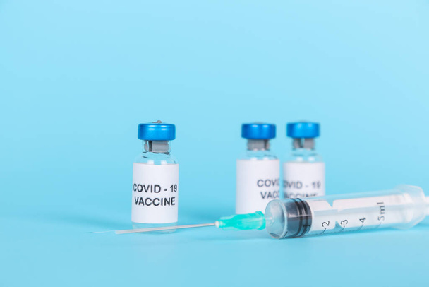 Szczepienie przeciwko koncepcji COVID-19 Coronavirus sars-cov-2. Odbiór. Butelki ze szczepionką do wstrzykiwań, strzykawka - Zdjęcie, obraz