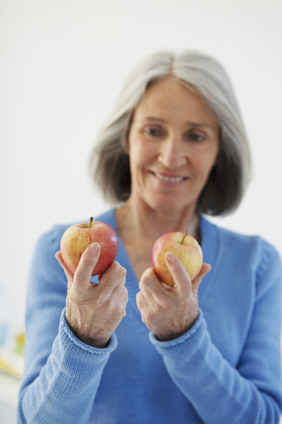 ηλικιωμένο άτομο κατανάλωση φρούτων - Φωτογραφία, εικόνα