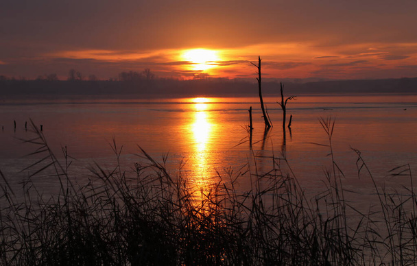 Romantický východ slunce nad zamrzlým jezerem v lednu - Fotografie, Obrázek