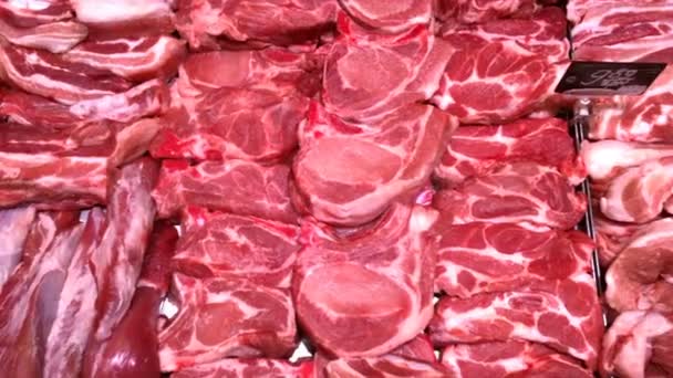 Verschillende sappig en kwaliteit rauw vlees op de toonbank te koop in de slagerij. Gehakt vlees in voorraad. Voedselachtergrond. Selectieve zachte focus. Close-up. - Video