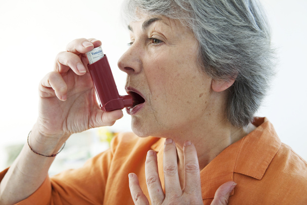 高齢者の喘息治療 - 写真・画像