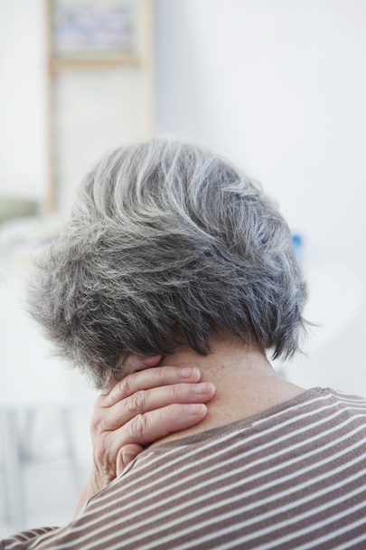 cervicalgia σε ένα ηλικιωμένο άτομο - Φωτογραφία, εικόνα