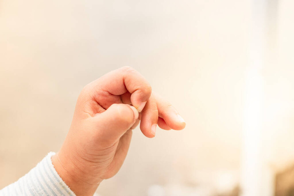 mano del bebé en fondo blanco brillante con texto de espacio de copia - Foto, imagen