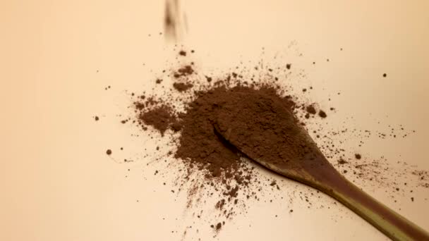 Cacao puro sgrassato spruzzato su un cucchiaio di legno - Filmati, video