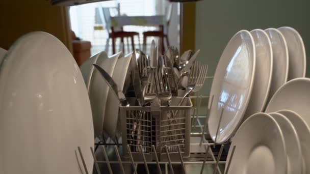 Přední panenka záběr myčky nádobí s nádobím a stříbrným nádobím - Záběry, video