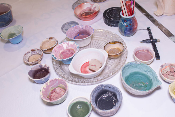 der Arbeitstisch eines Keramikers, der Ton-Werkstatt - Foto, Bild