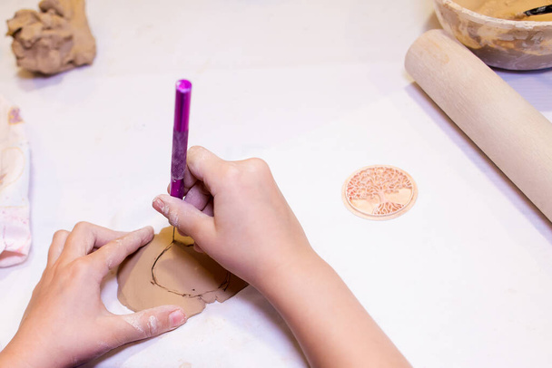 粘土細工の女の子が粘土を使って - 写真・画像