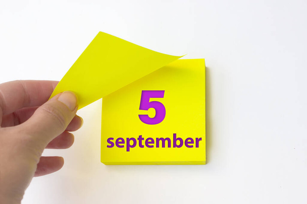 September 5th. Day 5 of month, Calendar date. Hand rips off the yellow sheet of the calendar. Autumn month, day of the year concept - Foto, Imagem