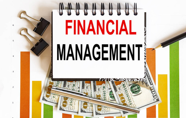 Zarządzanie finansami samodzielnie, w notatniku, koncepcja planowania, z narzędziami biurowymi, wykresami i dolarami - Zdjęcie, obraz