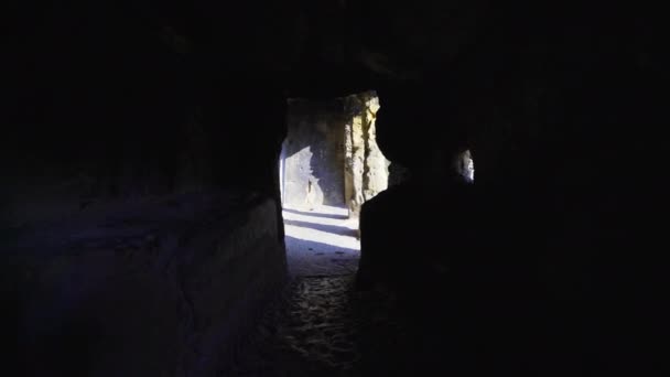 vista interna della tomba di roccia di Donalar a Kastamonu - Filmati, video