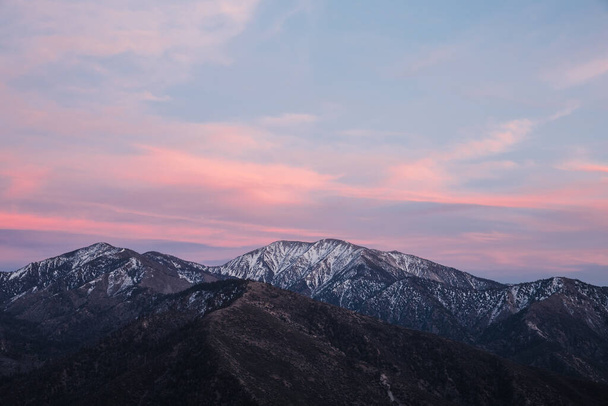 A beautiful shot of sunset over greenery covered mountains in Angeles National Forest, California - Fotografie, Obrázek