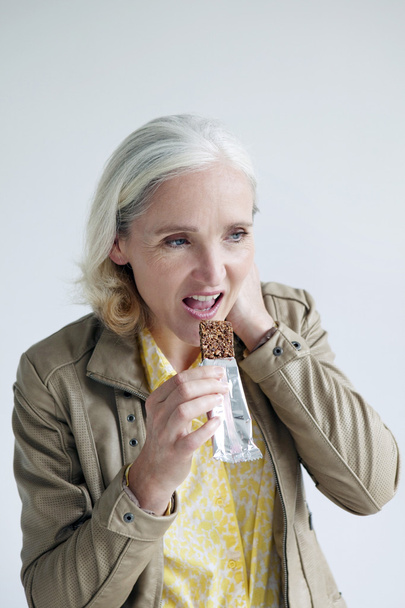 nő eszik csokit - Fotó, kép
