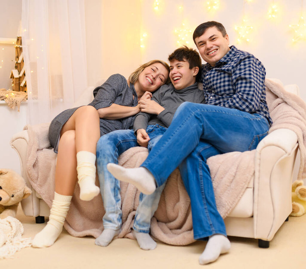 retrato de una familia sentada en un sofá en casa. - Foto, imagen