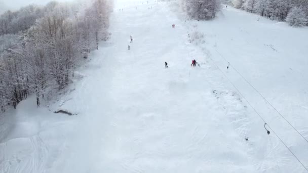 Ośrodek narciarski, wzgórze, gdzie zimą w górach odpoczywają narciarze i snowboardziści, szaleńcy. - Materiał filmowy, wideo
