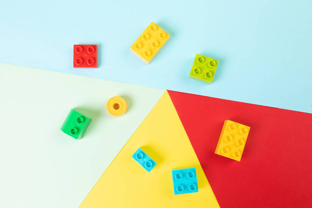 A top view of building toy blocks on a colorful background - Foto, afbeelding