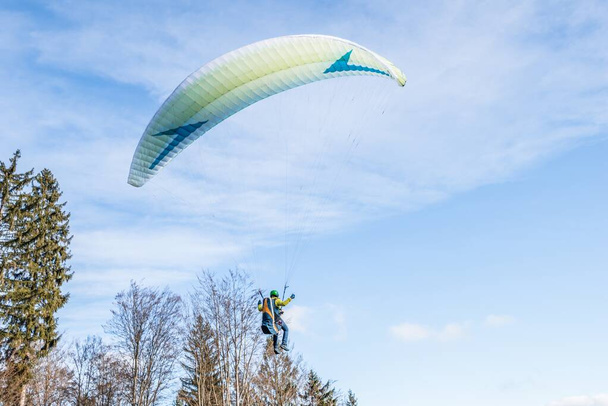 Startując jesienią z profesjonalnym sprzętem pilota paralotni na zboczu góry, Niemcy - Zdjęcie, obraz