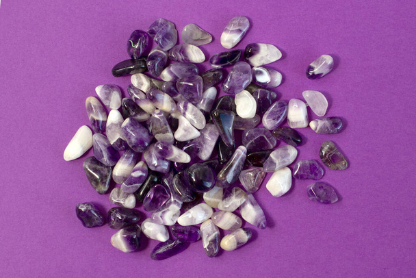 Set aus verschiedenen Amethyst natürlichen Mineralsteinen und Edelsteinen auf violettem Hintergrund - Foto, Bild