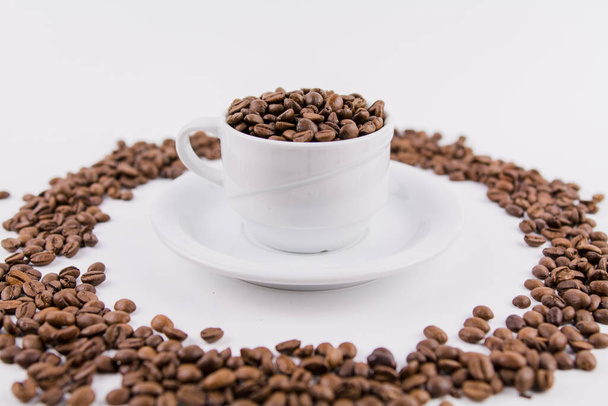 a coffee cup with coffee beans on white background - Valokuva, kuva