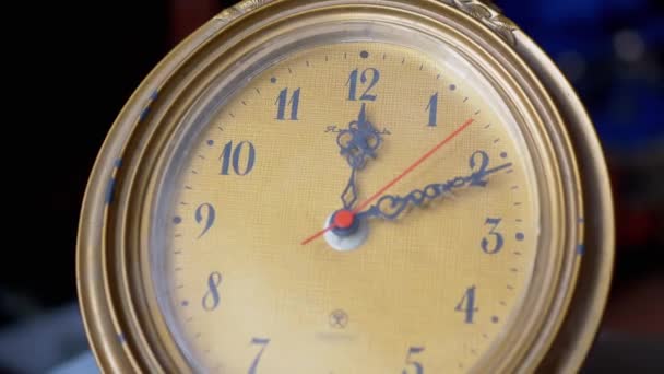 Relógio retrô vintage com um mostrador riscado amarelo. Doze Oclock. Meio-dia. Zoom - Filmagem, Vídeo
