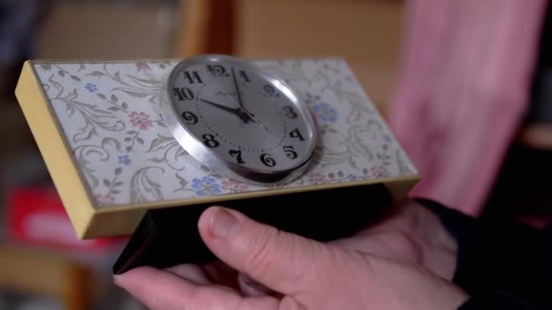 Vrouwelijke handen houden Vintage stilstaande klok. Herinneringen uit het verleden. Zoom - Video