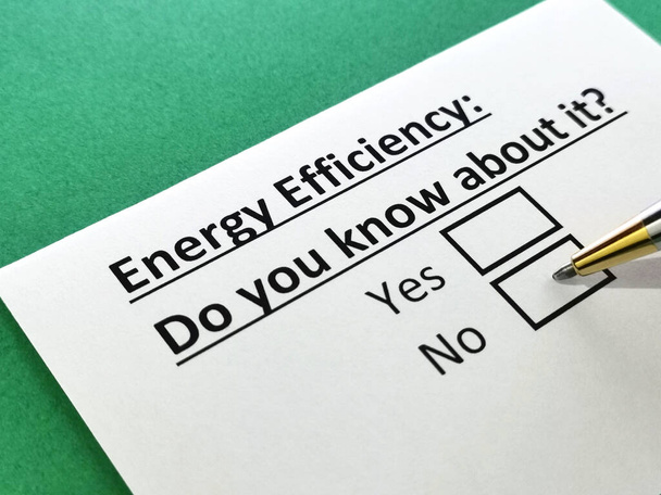 Jedna osoba odpovídá na otázku týkající se energetické účinnosti. - Fotografie, Obrázek
