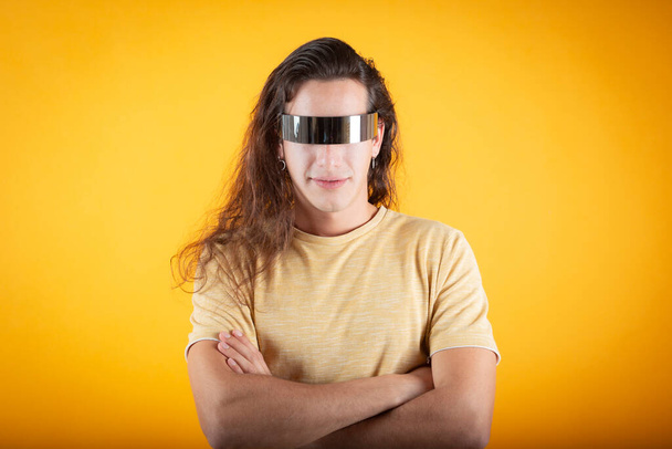 muž s futuristickými slunečními brýlemi na žlutém pozadí - Fotografie, Obrázek