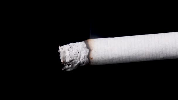 Экстремальный крупным планом сжигание сигареты с дымом и золой, изолированный фон. - Кадры, видео